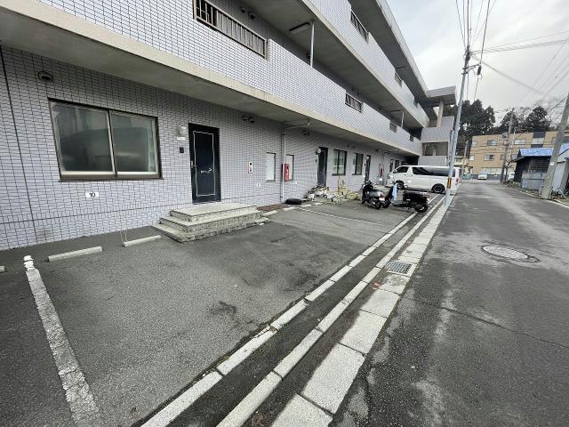 【函館市湯川町のアパートの駐車場】