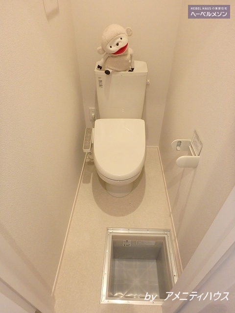 トイレ　●温水洗浄暖房便座付きの快適なトイレスペース。