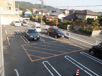 【生駒郡平群町大字椣原のアパートの駐車場】