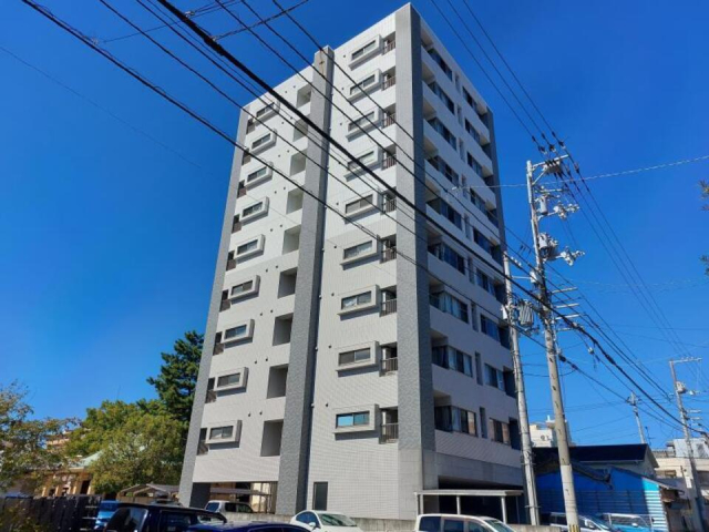 松山市萱町のマンションの建物外観