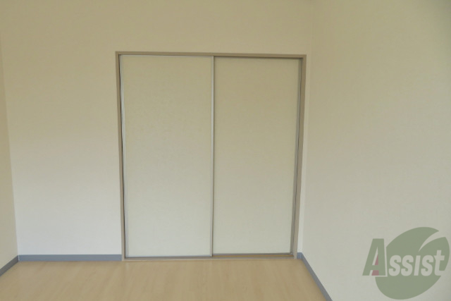 収納　収納はこちらの押入をお使い下さい。