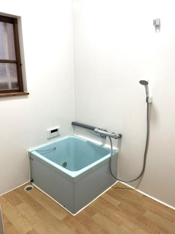 バス・シャワールーム　足場が冷たくないよう、リフォームしました。