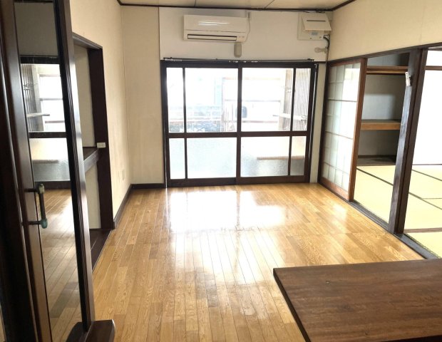 居室・リビング　カウンターキッチンで使い勝手の良いリビング。食器棚付き。