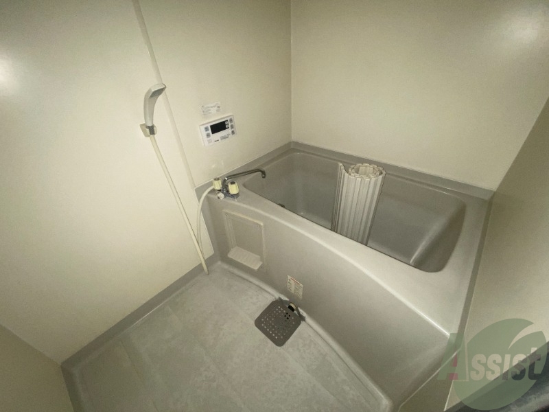 バス・シャワールーム　こちらはお風呂。一日の疲れをここで癒してください。