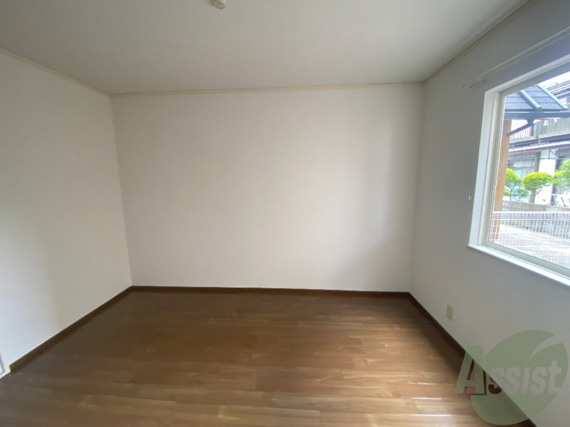 その他部屋・スペース　寝室には窓があるので、朝の目覚めが良さそうです。