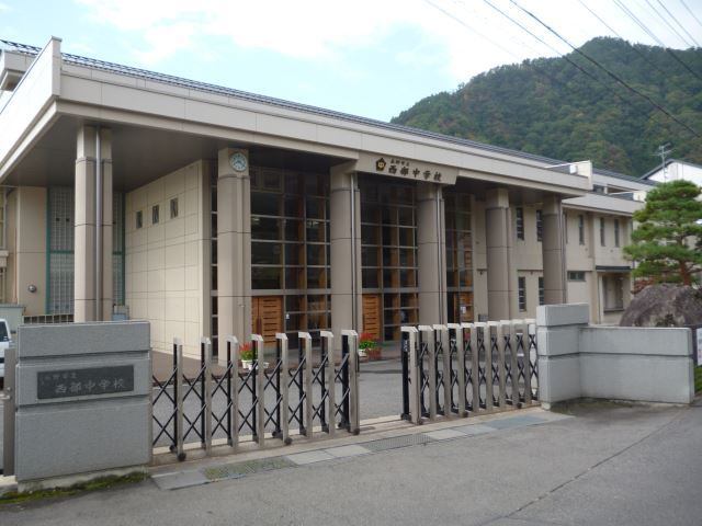 中学校　長野市立西部中学校（中学校）まで940m