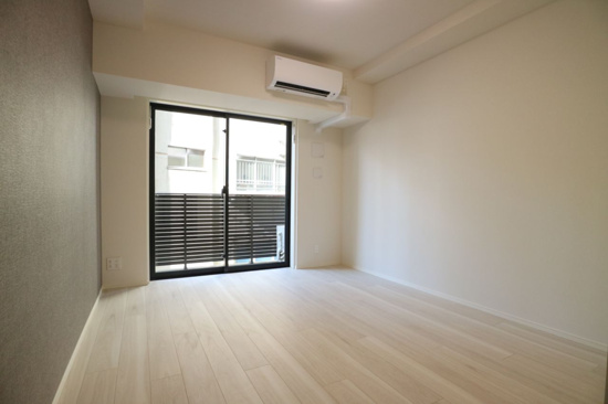 居室・リビング　落ち着いた色合いの床材を使用した居住空間です。