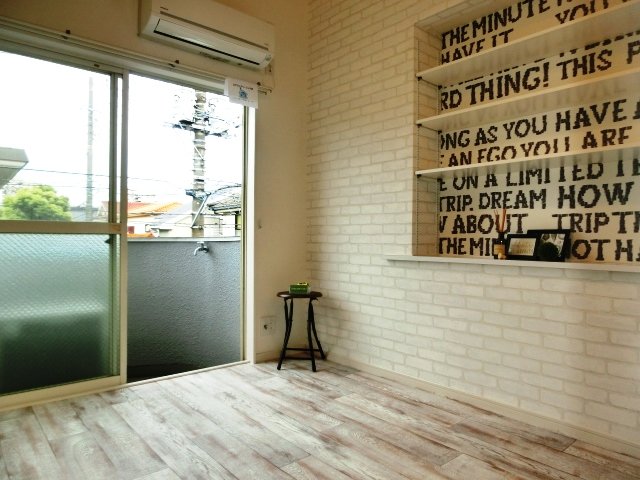 居室・リビング　東向きの明るい居室スペース。