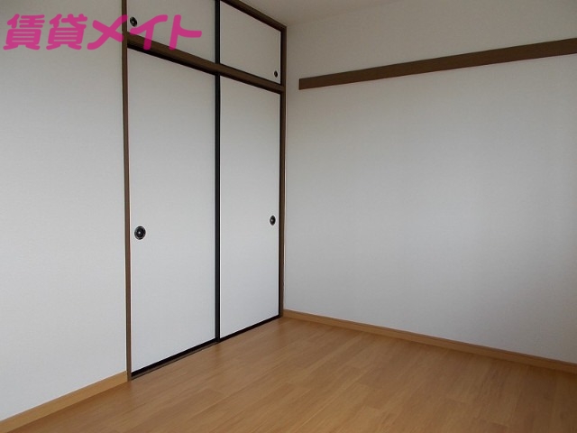 居室・リビング　同型反転部屋写真です。