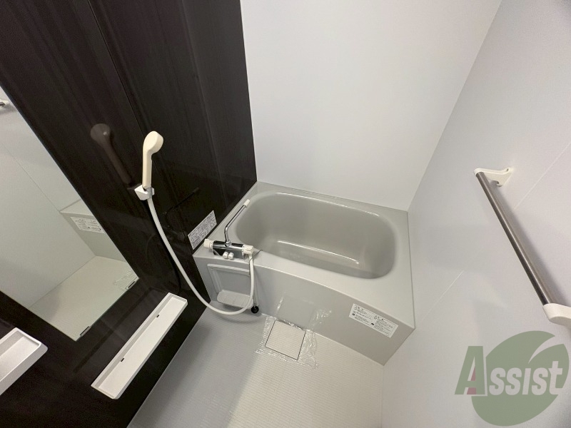 バス・シャワールーム　浴室です。浴槽は体全身が浸かるくらいの大きさです。