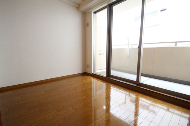 その他部屋・スペース　南側５．５帖の洋間。大きな窓からたくさん光が差し込みます。