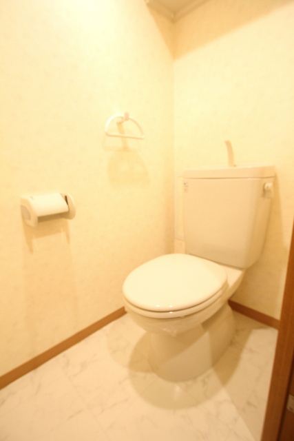トイレ　トイレ。上部に収納もあります。