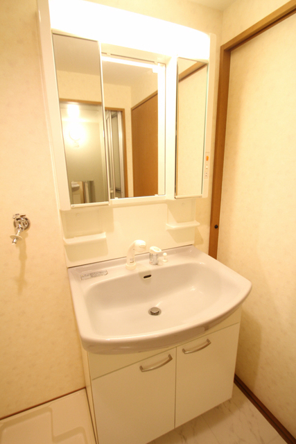 洗面設備　シャンプードレッサー。三面鏡のきれいな洗面台。くもり止め付！