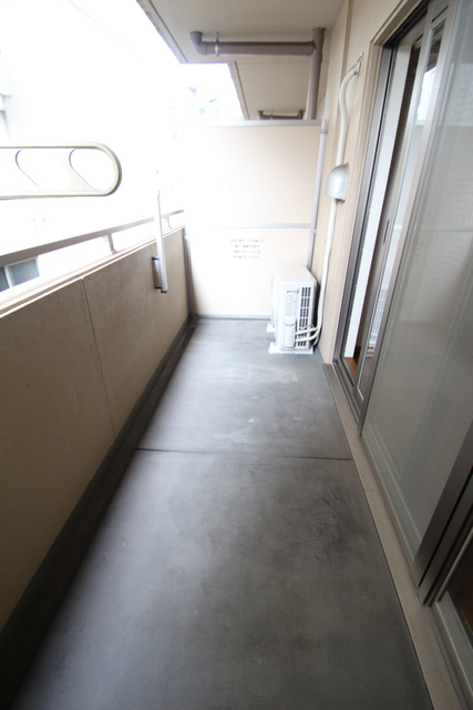 バルコニー　南向きバルコニー。広くてきれいな空間です。