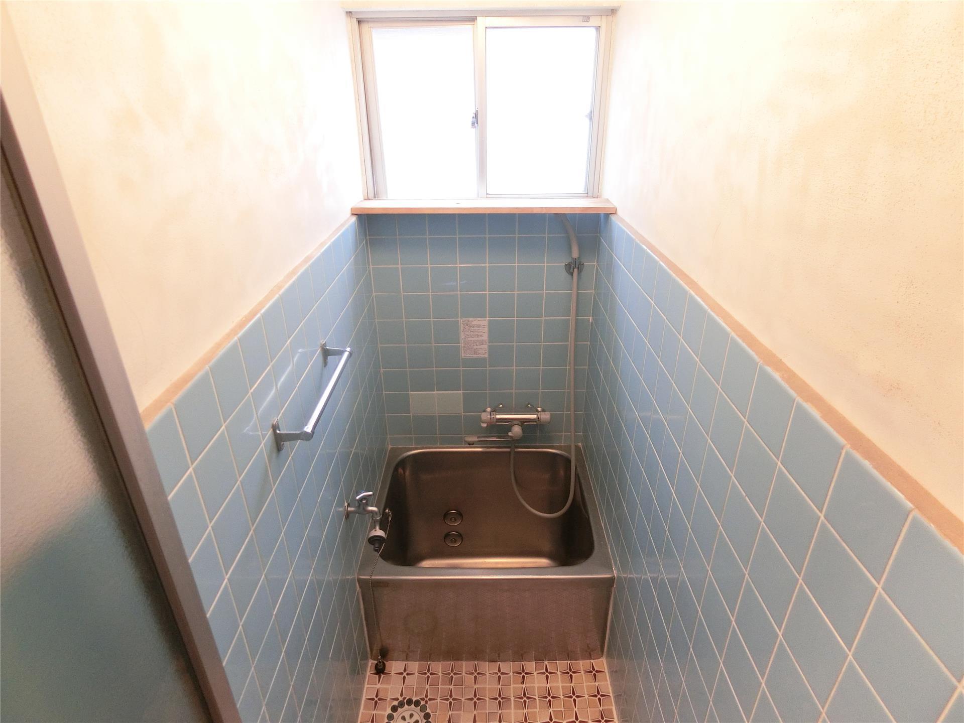 バス・シャワールーム　窓があり換気もしっかりとできるお風呂♪