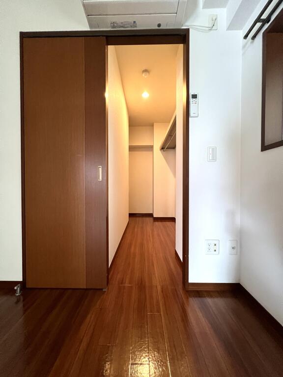 収納　収納力たっぷりのウォークインクローゼットです