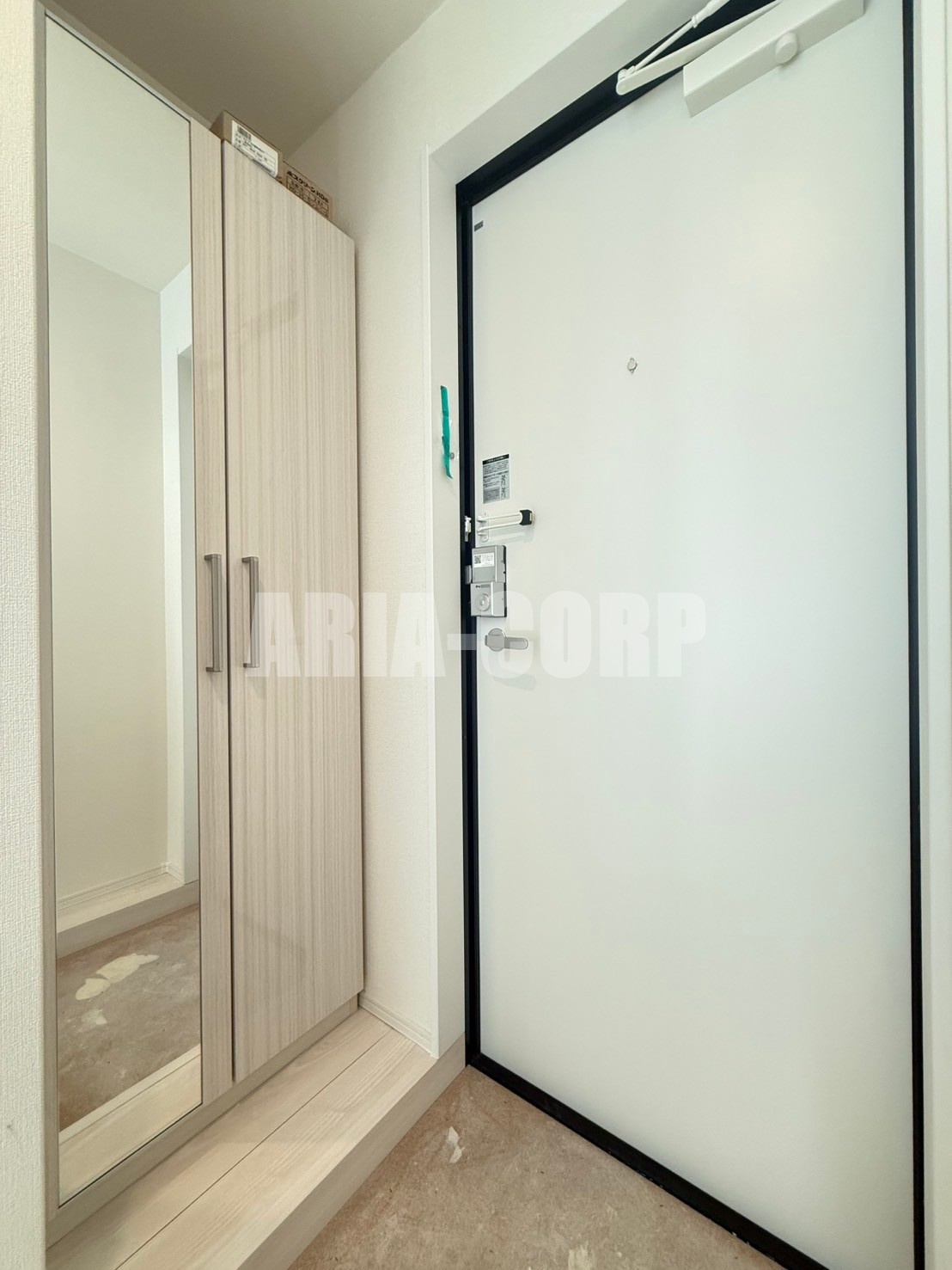 玄関　姿見付き大容量シューズボックスあり♪