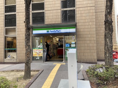 コンビニ　ファミリーマート　淀屋橋駅東店（コンビニ）まで246m
