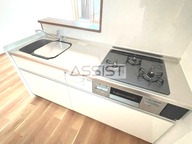 キッチン　写真：設備同仕様の別号室です