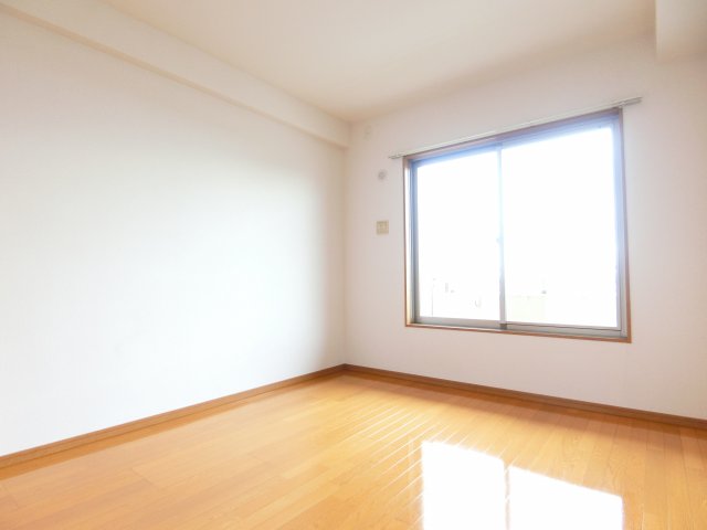 その他　６帖の洋室は寝室として使えます。