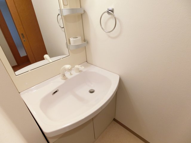 洗面設備　朝の支度もスムーズな独立洗面台。