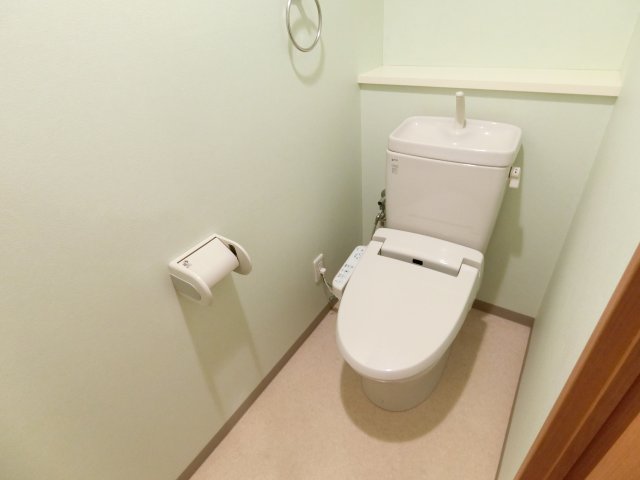 トイレ　温水洗浄便座付きのトイレ。