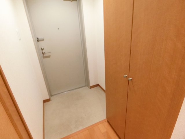 玄関　背の高い下駄箱で靴も収納できます。