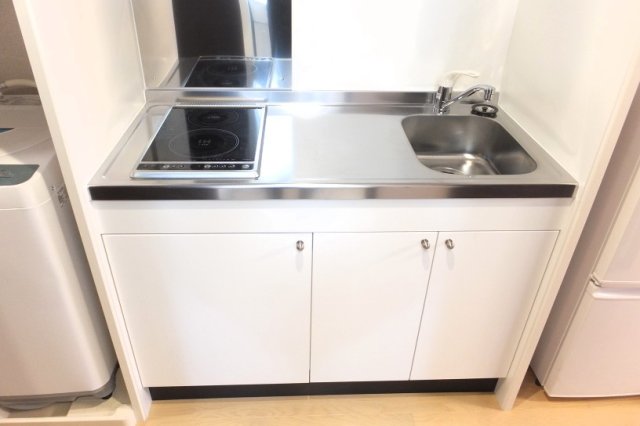 キッチン　ＩＨとラジエントを組み合わせた電気コンロです