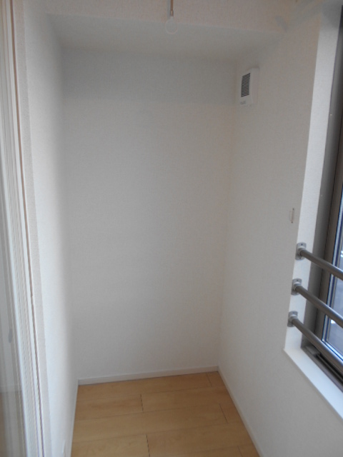 バルコニー　西面サンルーム（１．６畳）・照明設備あり