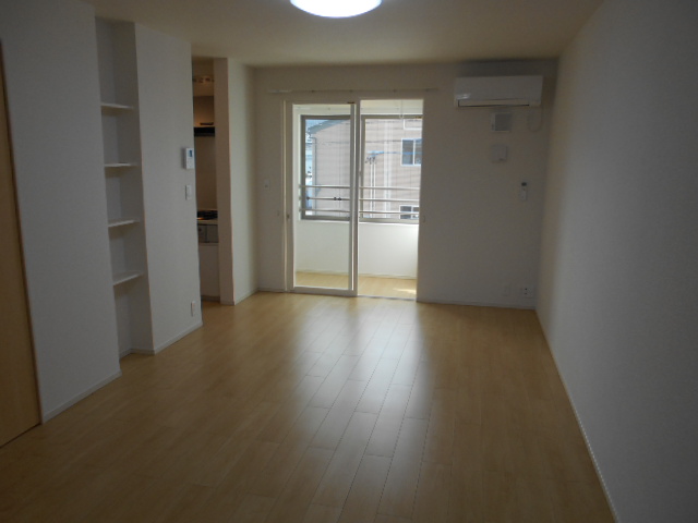 居室・リビング　西面リビング（エアコン完備）・全室照明完備