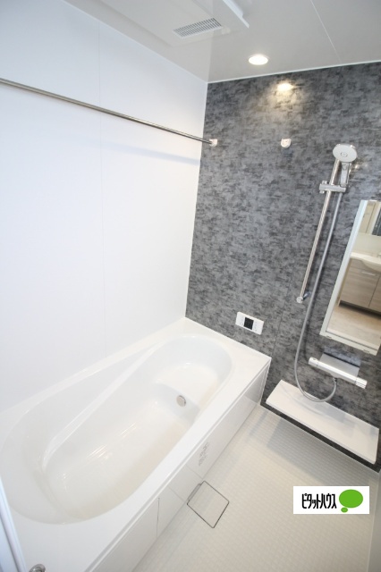 バス・シャワールーム　浴室換気乾燥機付き一坪タイプの浴槽です。