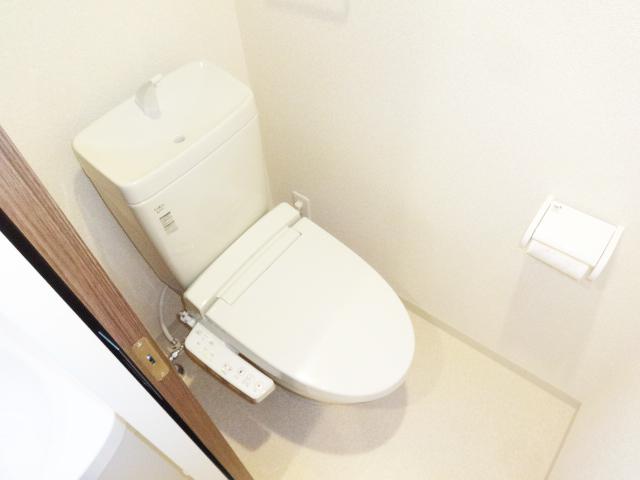 トイレ　冬場の強い味方！暖房洗浄便座です。