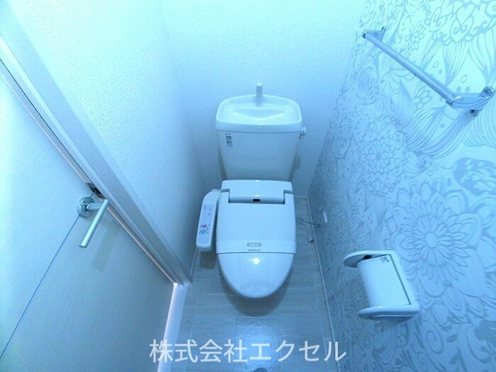 トイレ　温水洗浄便座です。