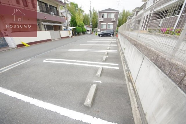 駐車場　ゆとりのあるエントランスです
