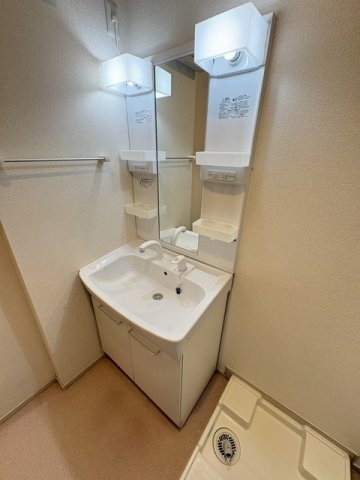 洗面設備　ゆったりとスペースのある洗面所
