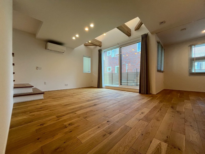 居室・リビング　広くてキレイなお部屋が広がっていて、充実した生活が送れそう。