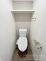 トイレ　人気アイテムの温水洗浄便座。清潔感のあるトイレです。