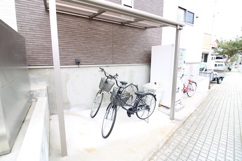 ロビー　屋根付き駐輪場