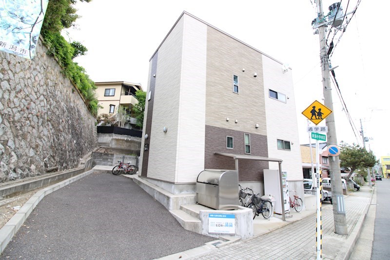 エントランス　敷地内に自販機もありますよ