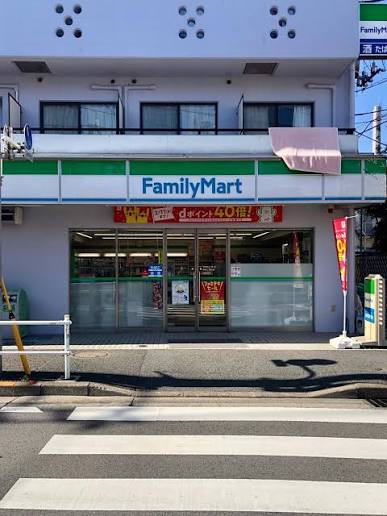 コンビニ　ファミリーマート新宿上落合店（コンビニ）まで305m