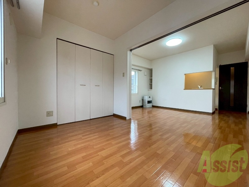 その他部屋・スペース　寝室はこちらです。光が差し込む、温かみのあるお部屋です。