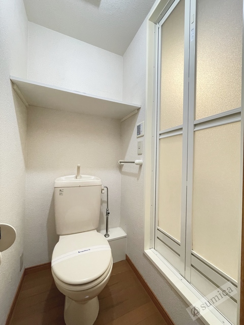 トイレ　人気アイテムの温水洗浄便座。清潔感のあるトイレです。