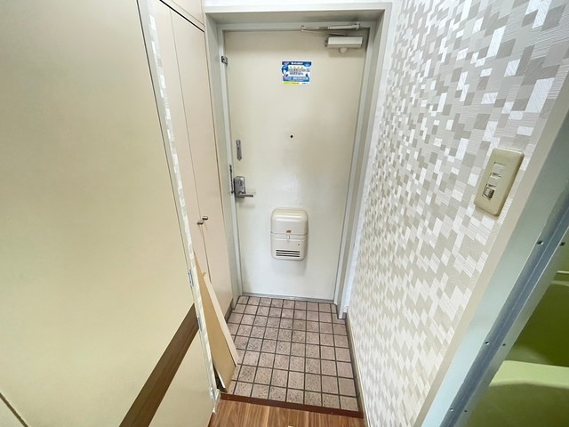 玄関　写真は違う号室です。