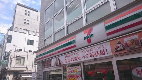 コンビニ　セブンイレブン 新大久保駅西店（コンビニ）まで130m