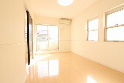居室・リビング　参考写真（A202号室は中部屋になるので横の窓は付きません）