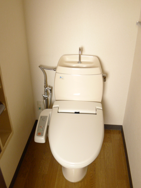 トイレ　温水洗浄暖房便座で冬場も温かくご利用いただけます。
