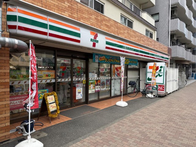 コンビニ　セブンイレブン川崎新丸子駅前店（コンビニ）まで61m