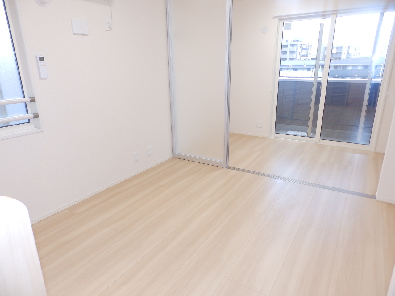 その他部屋・スペース　明るい南向きの角部屋です。