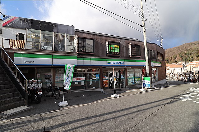 コンビニ　ファミリーマート石切駅前店（コンビニ）まで819m