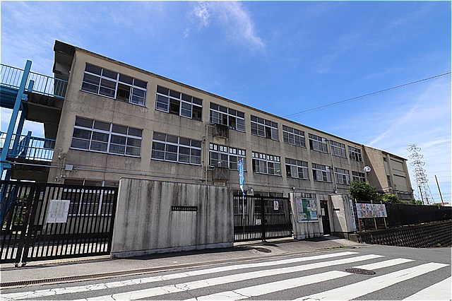 小学校　東大阪市立孔舎衙東小学校（小学校）まで898m